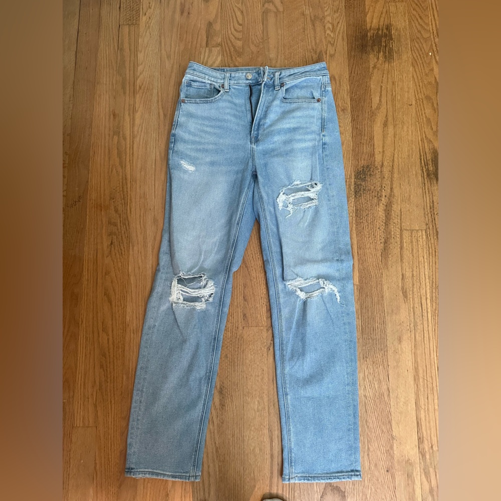 AE STRETCH RIPPED MOM STRAIGHT JEAN
